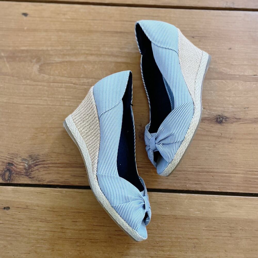 Life Stride Blue & White Striped Seersucker Wedges Size 5.5 EUC - Picture 6 of 13